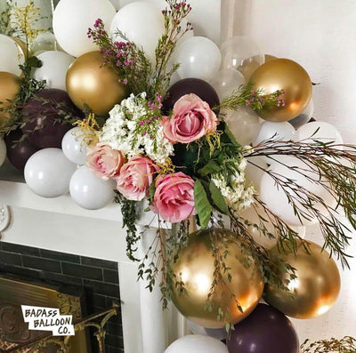 Bachelorette decoration - balloon garland white and gold with pink roses 